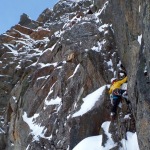 Simon Gietl im steilem Fels nach dem 2. Schneefeld der Route Hakuna Matata