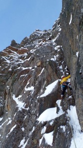 Simon Gietl im steilem Fels nach dem 2. Schneefeld der Route Hakuna Matata