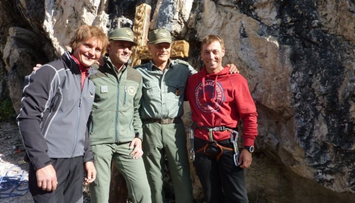 Simon Gietl mit Terence Hill bei Dreharbeiten in den Dolomiten