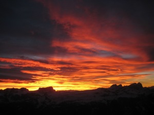 Roter Himmel von Biwak der Route Wüstenblume